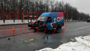 Автомобиль и автобус столкнулись на юго-западе Москвы