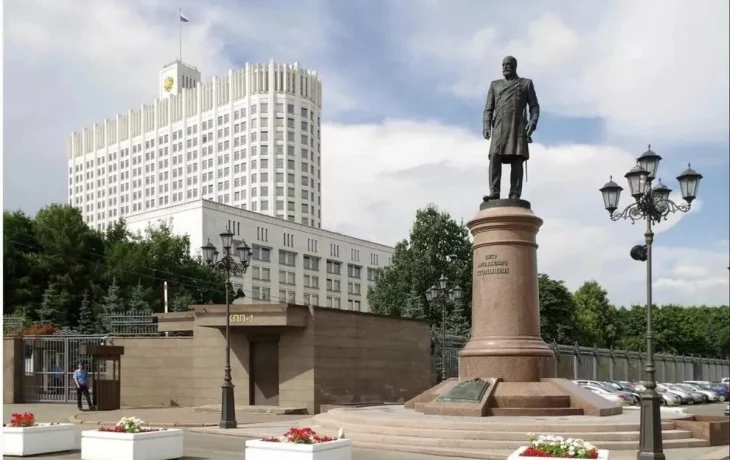 Памятник реформатору