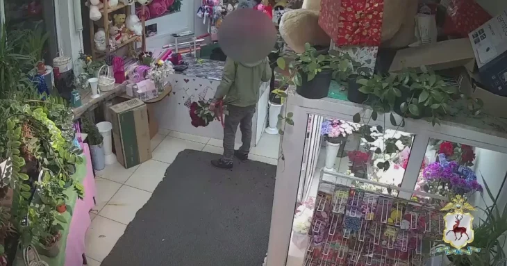 Житель Нижнего Новгорода украл цветы и игрушку из магазина для своей возлюбленной Житель Нижнего Новгорода украл цветы и игрушку из магазина для своей возлюбленной