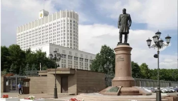 Памятник реформатору