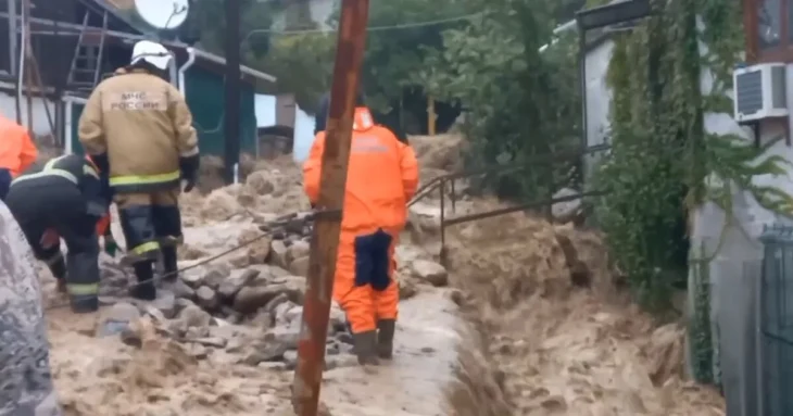Спасатели эвакуировали пятерых жителей Кореиза, среди них 11-летняя девочка