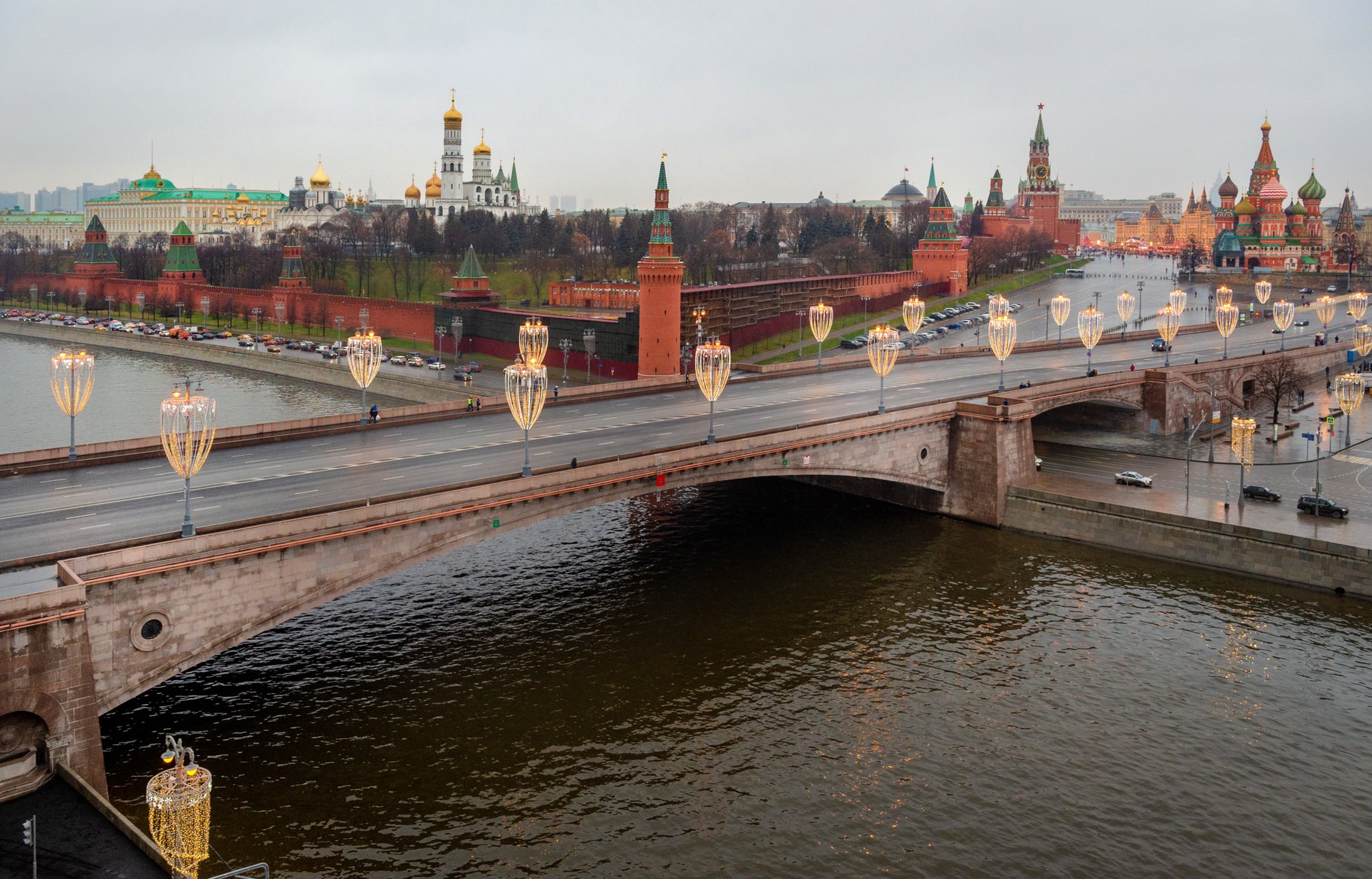 Большой Москворецкий мост в Москве набережная