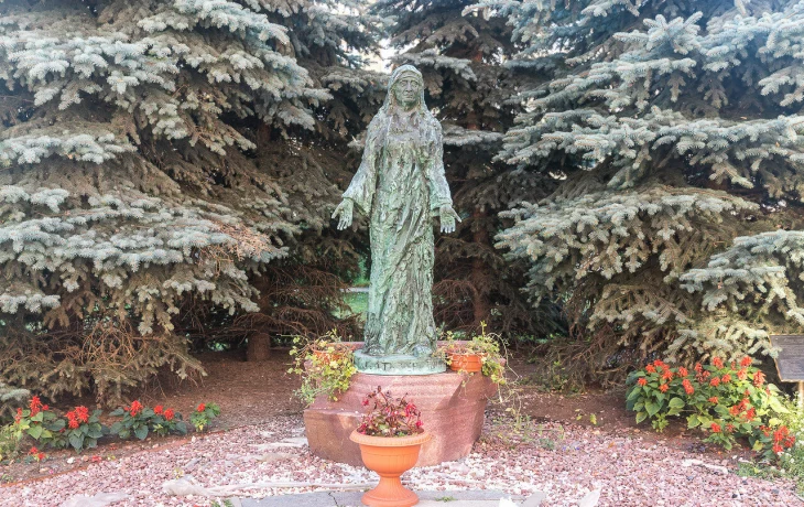 Памятник матери Терезе на Малой Грузинской