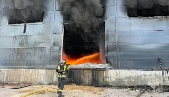 Строящийся цех горит в Тульской области на 1,5 тыс "квадратов"