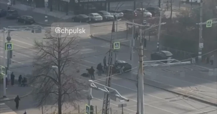 Столкновение автомобиля с людьми на разделительной полосе в Ульяновске — четверо пострадавших Столкновение автомобиля с людьми на разделительной полосе в Ульяновске — четверо пострадавших