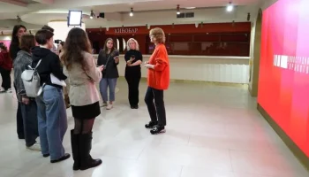 На киностудии Горького обнаружен фрагмент алтаря производства Кузнецовского фарфора На киностудии Горького обнаружен фрагмент алтаря производства Кузнецовского фарфора