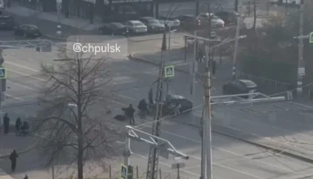 Столкновение автомобиля с людьми на разделительной полосе в Ульяновске — четверо пострадавших Столкновение автомобиля с людьми на разделительной полосе в Ульяновске — четверо пострадавших
