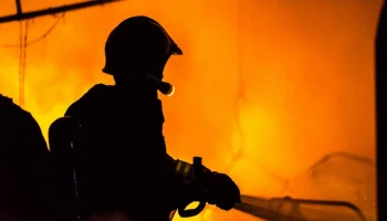 Пожар на площади почти 1,3 тыс "квадратов" произошел на складе в Подмосковье