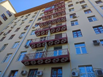 Интересное оформление балконов
