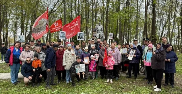 Торжественно-траурная церемония возложения цветов к Братской могиле советских воинов в селе Храброво