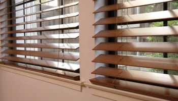 Эстетика под контролем: как горизонтальные жалюзи на балкон превращают обычное остекление в произведение функционального искусства Эстетика под контролем: как горизонтальные жалюзи на балкон превращают обычное остекление в произведение функционального искусства