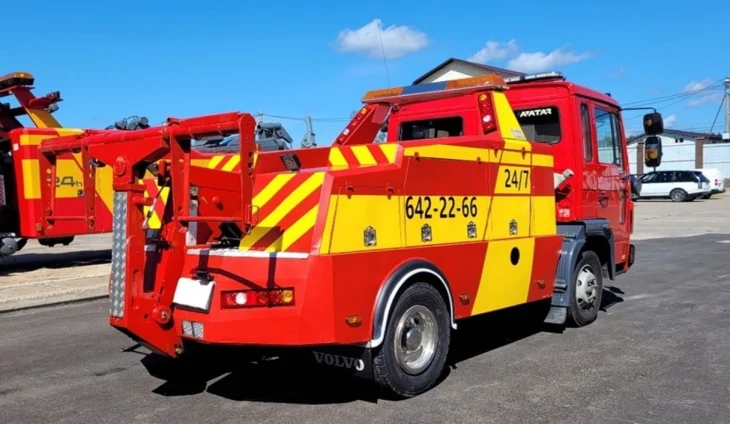 Сколько стоит эвакуация грузовика: от чего зависит цена