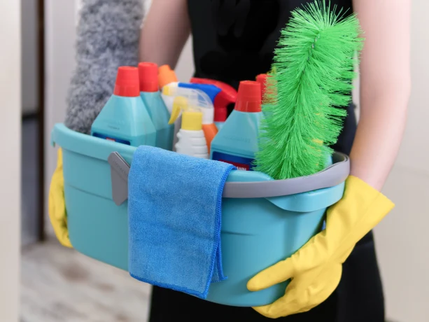 Прямоугольное ведро с бытовой химией