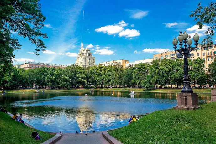 История современных Патриков: как Патриаршие пруды стали символом Москвы История современных Патриков: как Патриаршие пруды стали символом Москвы