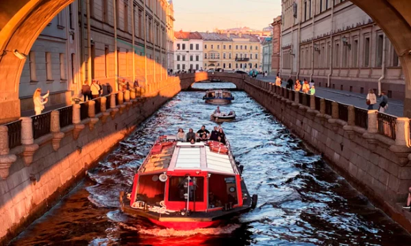 Волна императорских грез: путешествие на скоростных судах как возвращение к истокам Петербурга