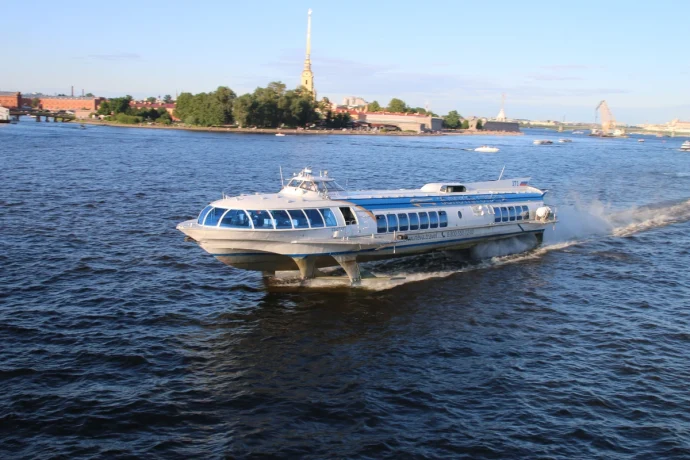 Волна императорских грез: путешествие на скоростных судах как возвращение к истокам Петербурга