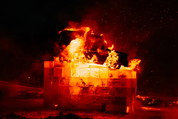 В Тверской области на Масленицу сожгли «Гелендваген» как символ преклонения перед Западом В Тверской области на Масленицу сожгли «Гелендваген» как символ преклонения перед Западом