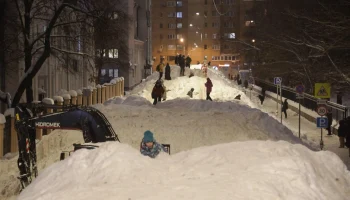 Полиция разогнала участников уличного концерта на огромнойй снежной куче в центре Москвы
